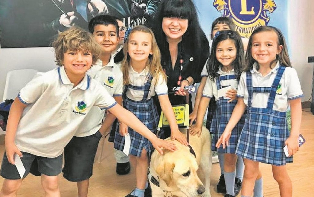 El British Royal School recibe a los perros del Lions Club International 