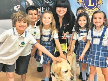 El British Royal School recibe a los perros del Lions Club International 