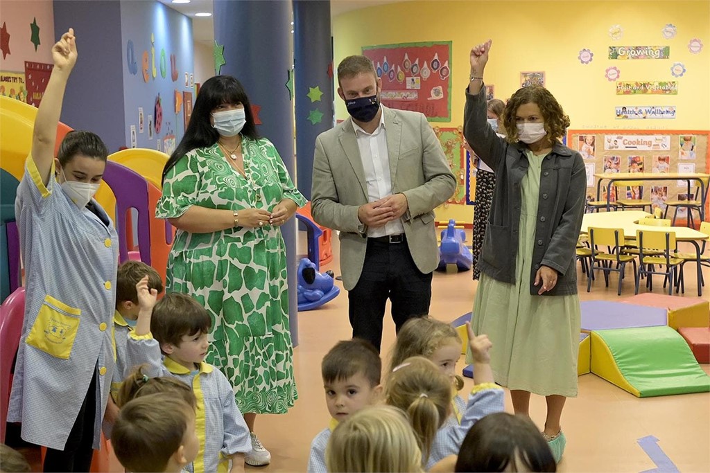 El Delegado de la Xunta de Galicia, visita la escuela de Os Pequerrechos da Zapateira 