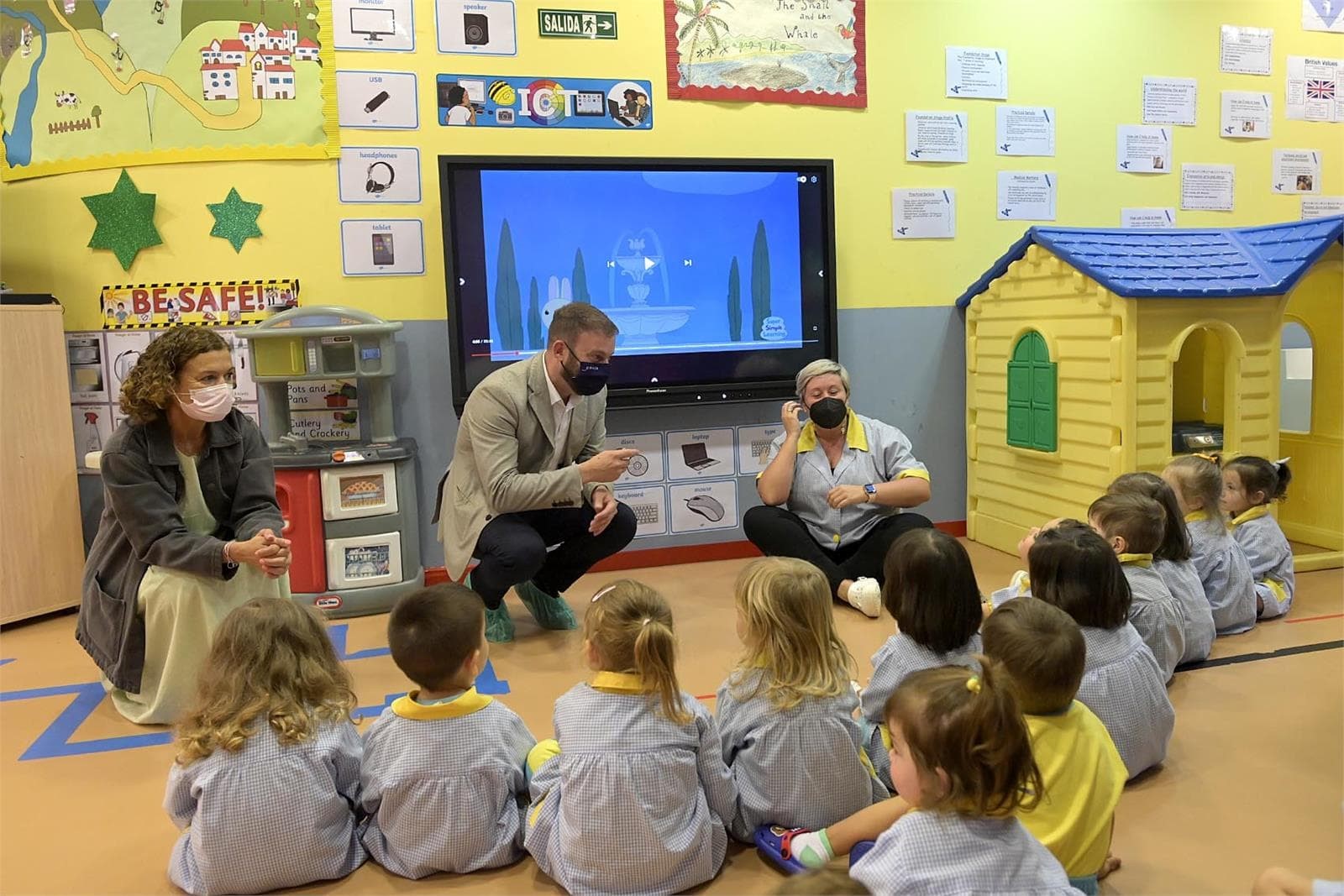 El Delegado de la Xunta de Galicia, visita la escuela de Os Pequerrechos da Zapateira  - Imagen 1