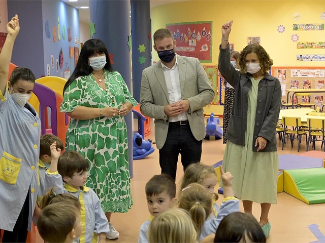 El Delegado de la Xunta de Galicia, visita la escuela de Os Pequerrechos da Zapateira 