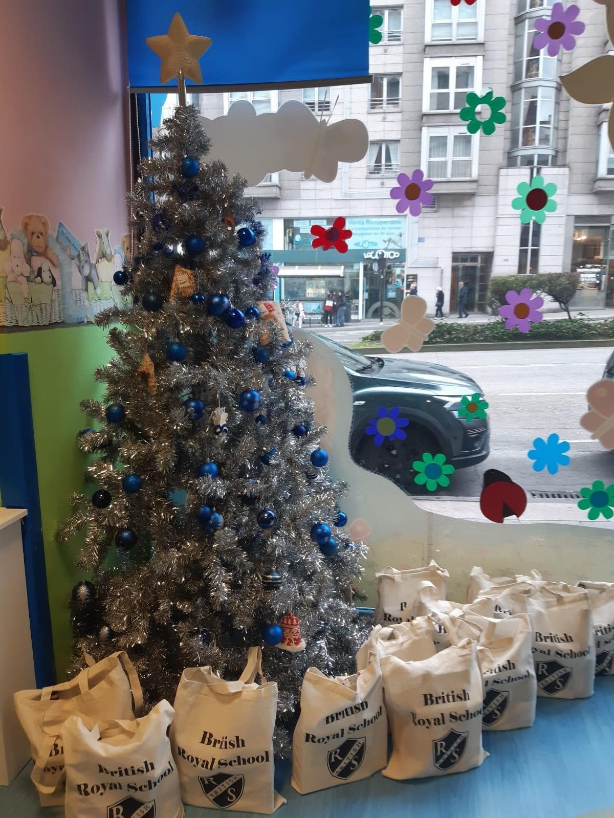 PAPÁ NOEL VISITA PEQUERRECHOS REPARTIENDO ALEGRÍA Y REGALOS  - Imagen 1