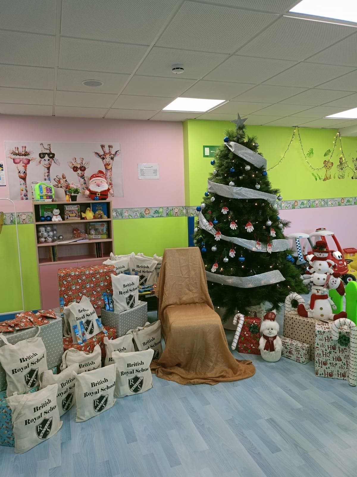 PAPÁ NOEL VISITA PEQUERRECHOS REPARTIENDO ALEGRÍA Y REGALOS  - Imagen 14