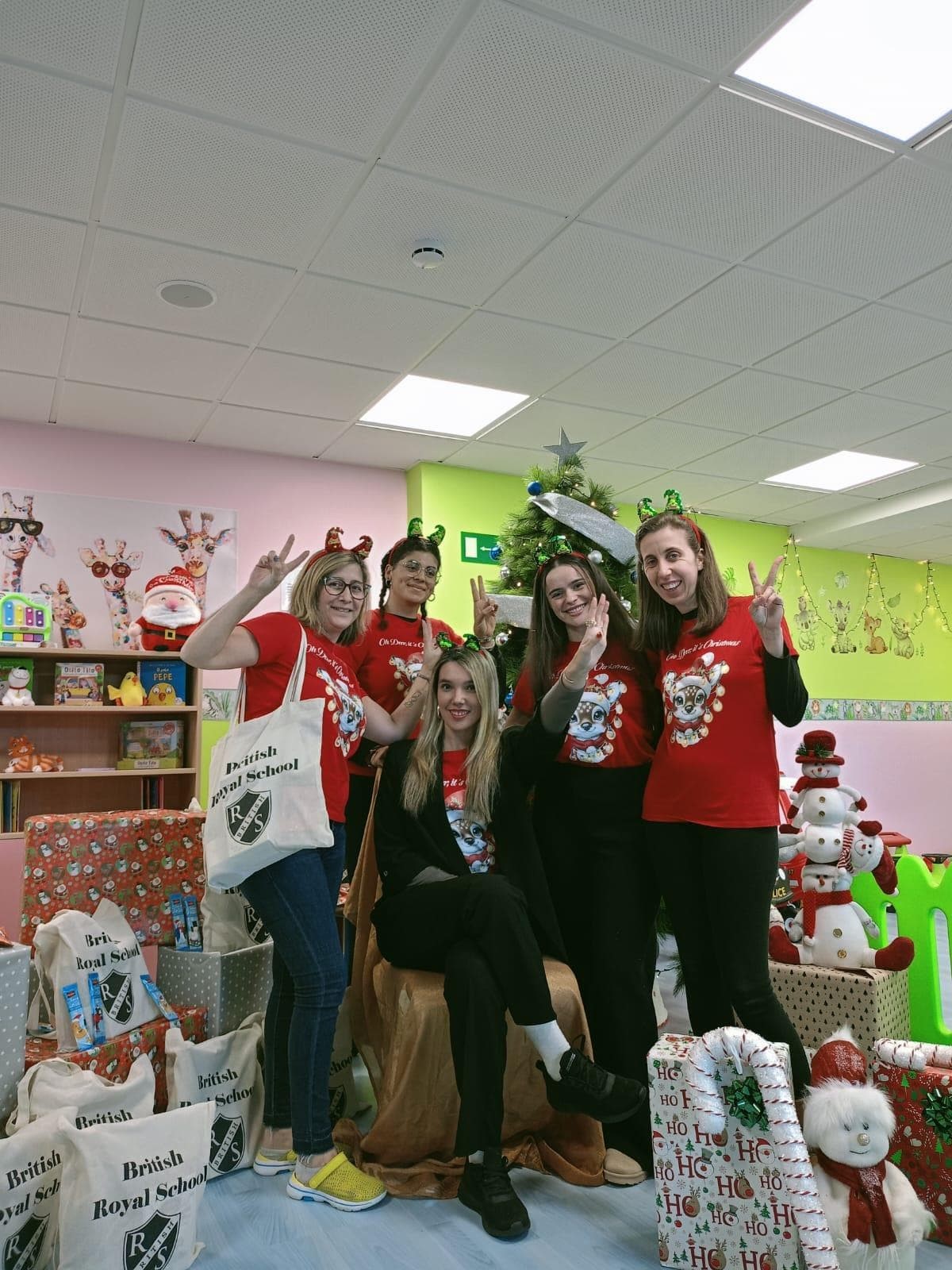 PAPÁ NOEL VISITA PEQUERRECHOS REPARTIENDO ALEGRÍA Y REGALOS  - Imagen 15