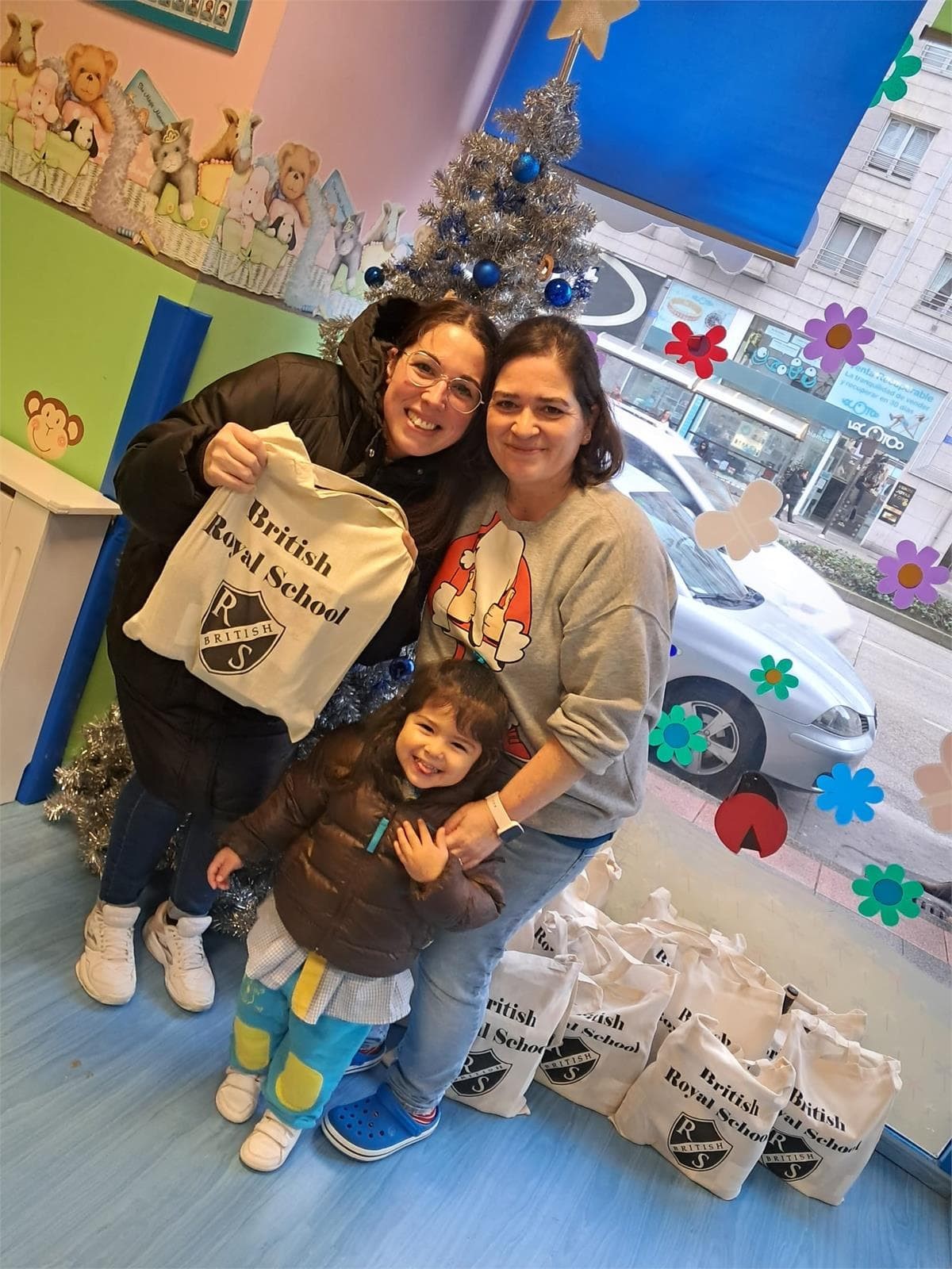 PAPÁ NOEL VISITA PEQUERRECHOS REPARTIENDO ALEGRÍA Y REGALOS  - Imagen 7