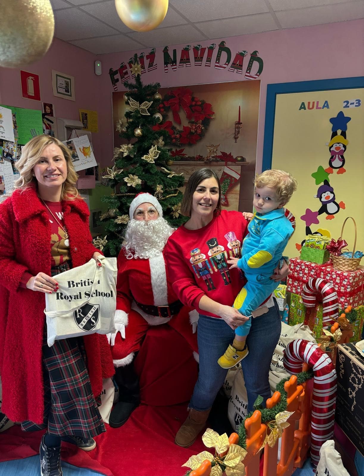 PAPÁ NOEL VISITA PEQUERRECHOS REPARTIENDO ALEGRÍA Y REGALOS  - Imagen 3