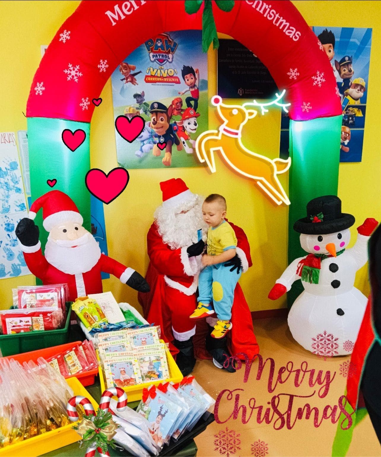 PAPÁ NOEL VISITA PEQUERRECHOS REPARTIENDO ALEGRÍA Y REGALOS  - Imagen 8
