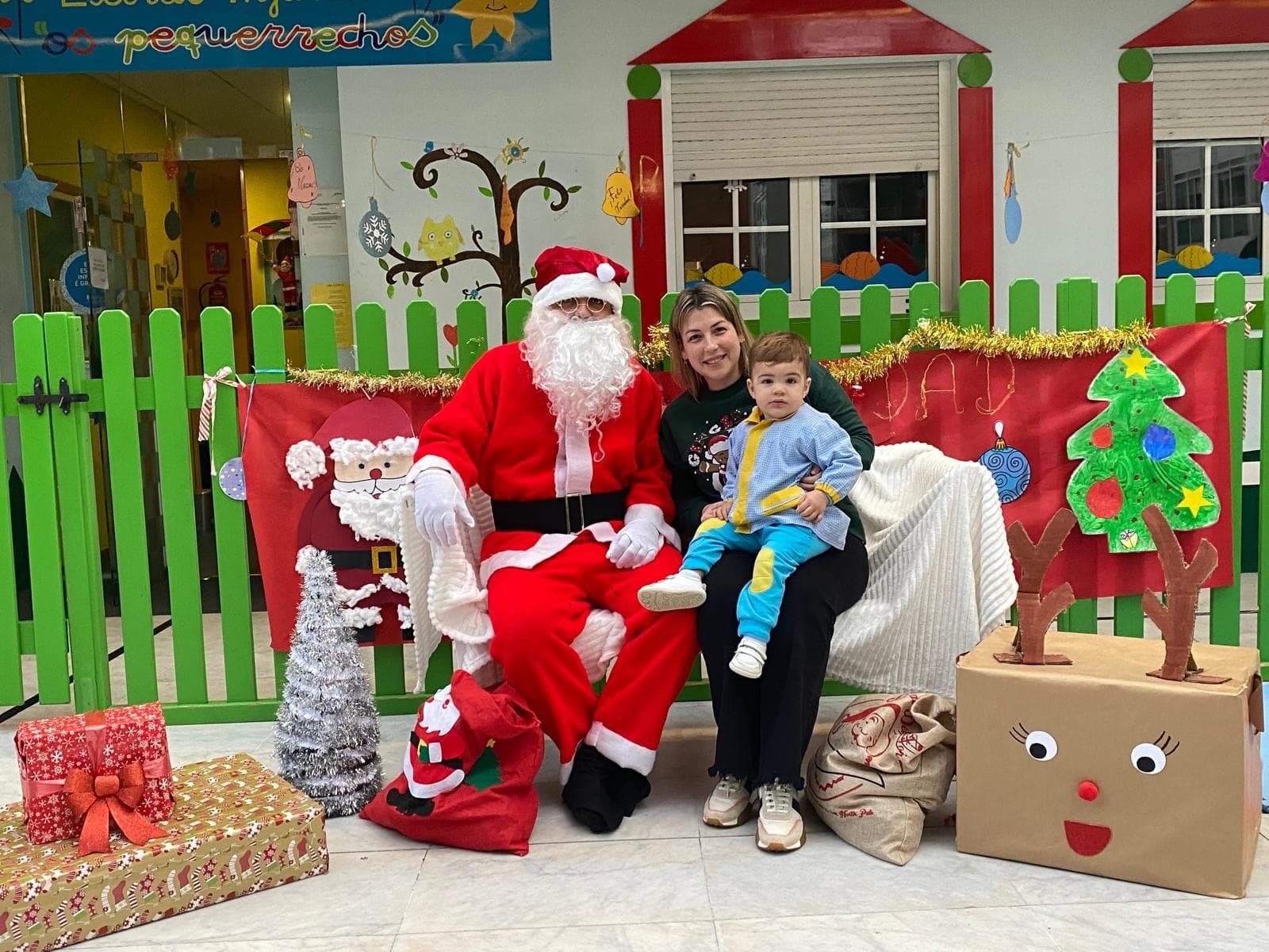 PAPÁ NOEL VISITA PEQUERRECHOS REPARTIENDO ALEGRÍA Y REGALOS  - Imagen 10