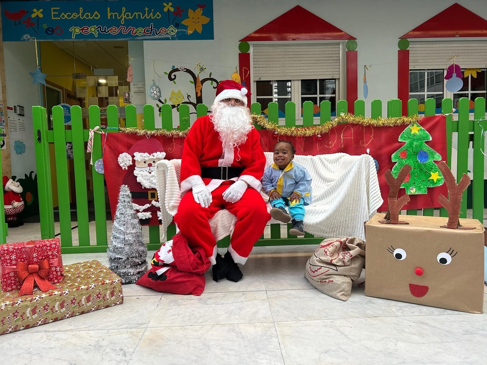 PAPÁ NOEL VISITA PEQUERRECHOS REPARTIENDO ALEGRÍA Y REGALOS  - Imagen 11