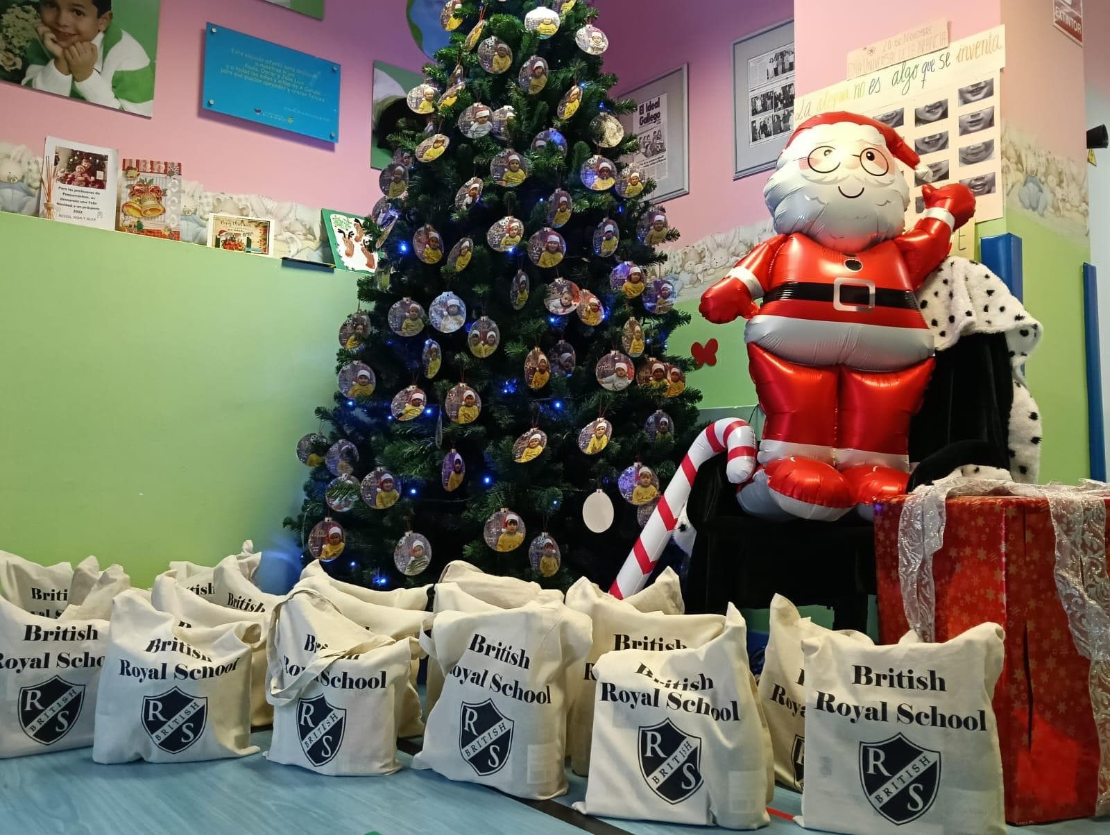 PAPÁ NOEL VISITA PEQUERRECHOS REPARTIENDO ALEGRÍA Y REGALOS  - Imagen 4
