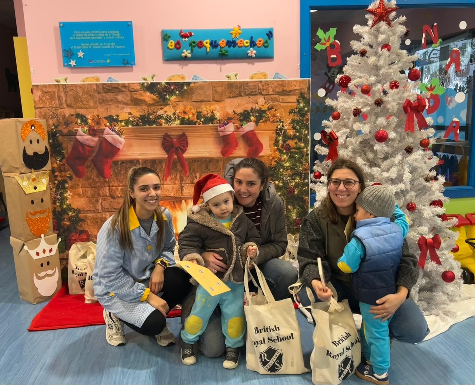 PAPÁ NOEL VISITA PEQUERRECHOS REPARTIENDO ALEGRÍA Y REGALOS  - Imagen 6