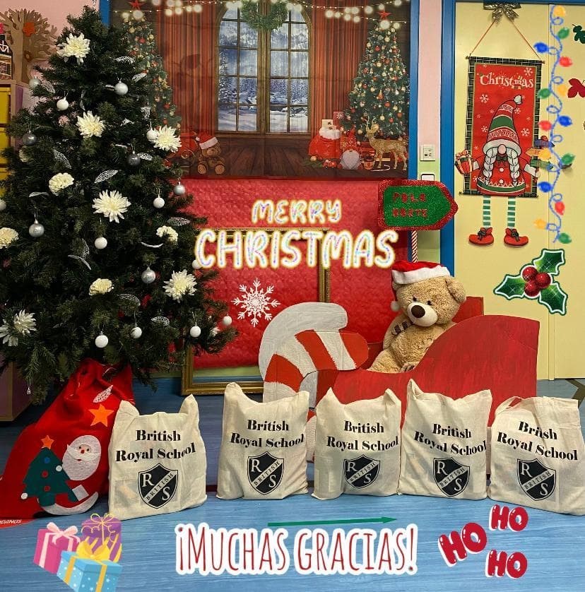 PAPÁ NOEL VISITA PEQUERRECHOS REPARTIENDO ALEGRÍA Y REGALOS  - Imagen 2